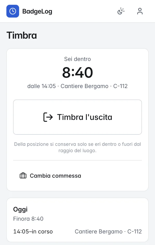 Schermata Timbra sul telefono: «Sei dentro» da 8 ore e 40, al Cantiere Bergamo sulla commessa C-112, con il pulsante «Timbra l'uscita».